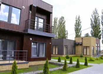 Двох молодих матусь з малими дітками з Сум та Харкова заселили у модульне містечко для ВПО в Тростянці