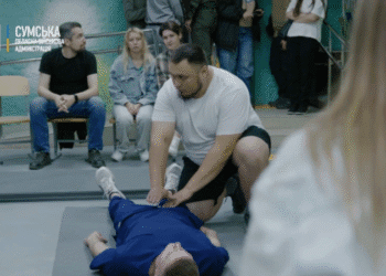 На Сумщині майже місяць реалізується проєкт «Знання рятує життя»: батьків школярів та дошкільнят навчають домедичній допомозі