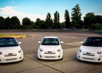 Культовий Fiat 500 повернувся із бензиновим двигуном (ФОТО)