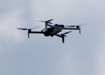 У Хотінській громаді FPV-дрон влучив у цивільне авто: 49-річний чоловік у лікарні