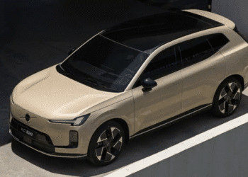 Витрата лише 5,8 л на 100 км: новий сімейний кросовер Volvo показали на офіційних фото