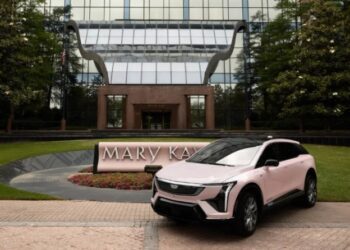 Замість бензину — електрика: легендарний рожевий Cadillac Mary Kay став електромобілем