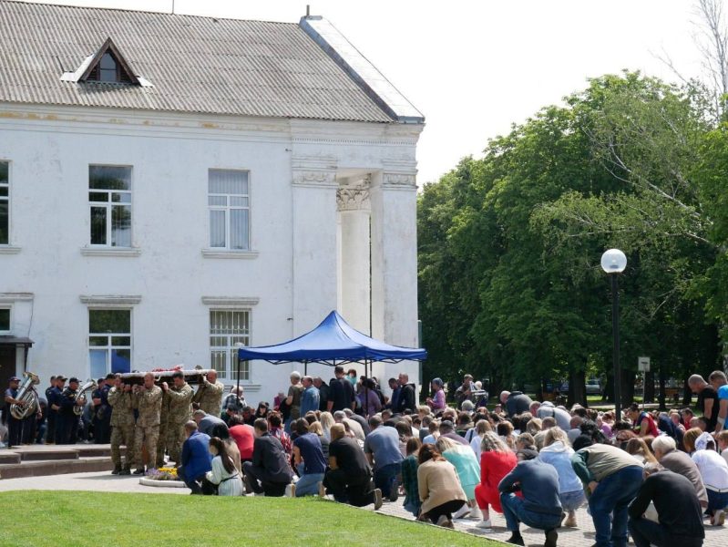 Біль, який розриває серце: Роменщина попрощалася з молодим Героєм Максимом Гриценком + ФОТО