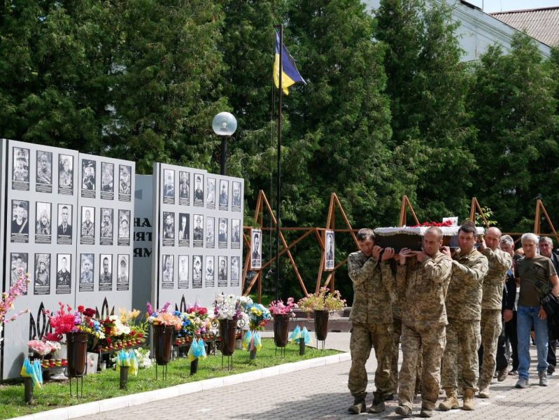 Біль, який розриває серце: Роменщина попрощалася з молодим Героєм Максимом Гриценком + ФОТО