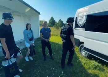 «Білі янголи» евакуювали двох братів і сестру із прифронтової громади Шосткинщини. Батьки поки вдома + Відео