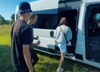 «Білі янголи» евакуювали трьох підлітків із прифронтової громади Сумщини (ВІДЕО)
