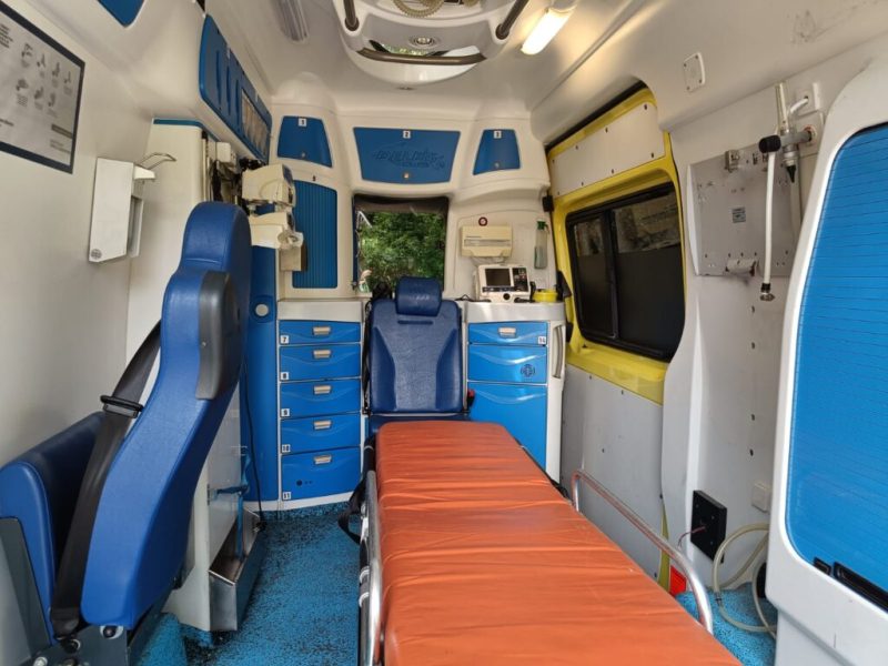 Благодійники передали виговцям «швидку»