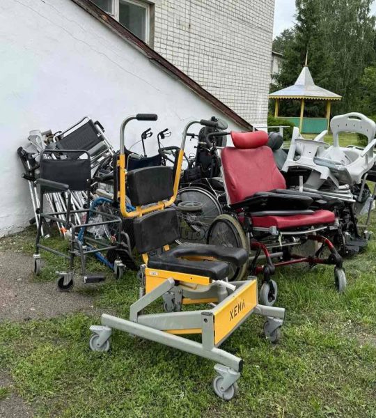 Будинок-інтернат у Шосткинській громаді отримав від громадських організацій технічні засоби реабілітації