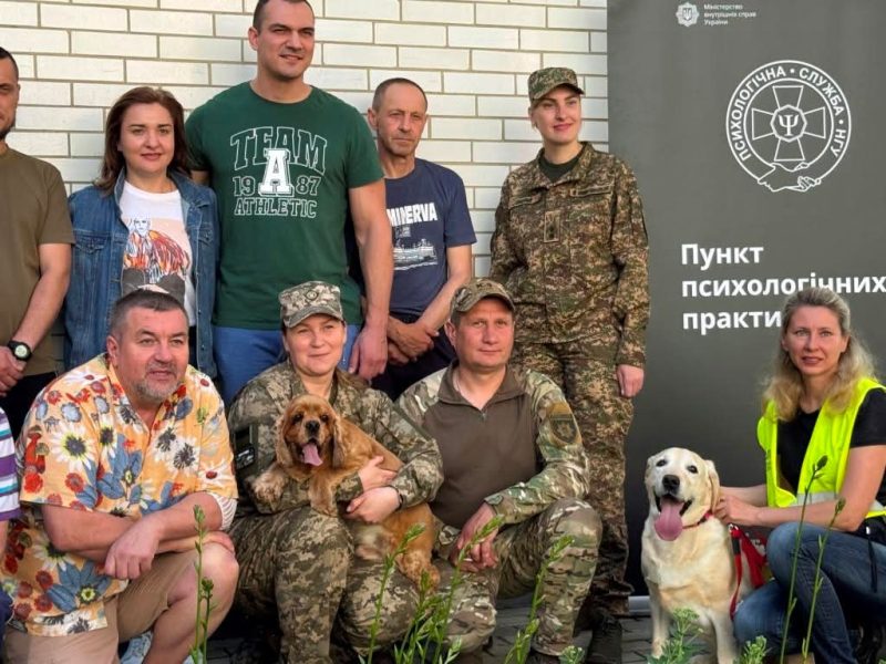 Чотирилапі терапевти: на Сумщині до психологічної реабілітації військовослужбовців залучають спеціально навчених собак