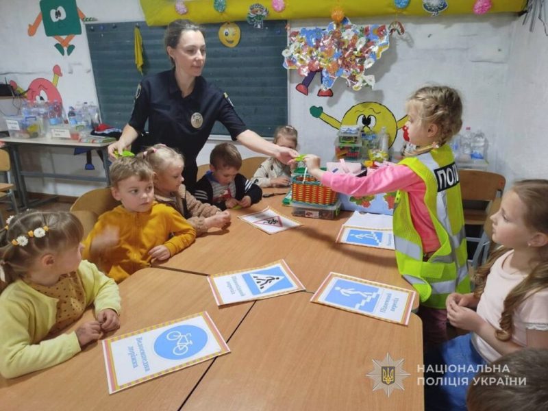 Дітям &mdash; про безпеку: у Конотопі поліцейські провели пізнавальну лекцію з Правил дорожнього руху
