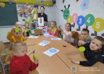 Дітям — про безпеку: у Конотопі поліцейські провели пізнавальну лекцію з Правил дорожнього руху