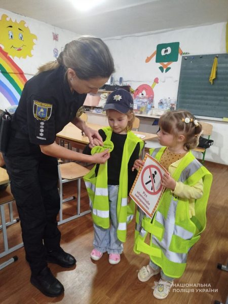 Дітям &mdash; про безпеку: у Конотопі поліцейські провели пізнавальну лекцію з Правил дорожнього руху