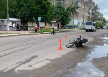 ДТП у Шостці: мотоцикліст збив жінку на пішоходному переході
