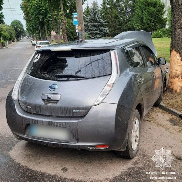 У Сумах на Іллінській водійка вʼїхала в дерево: травмовано троє людей