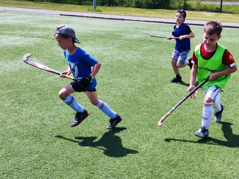 Юні шосткинські хокеїсти показали свою майстерність у спортивних естафетах та у матчі на першість