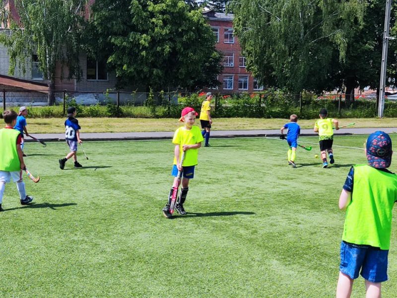 Юні шосткинські хокеїсти показали свою майстерність у спортивних естафетах та у матчі на першість