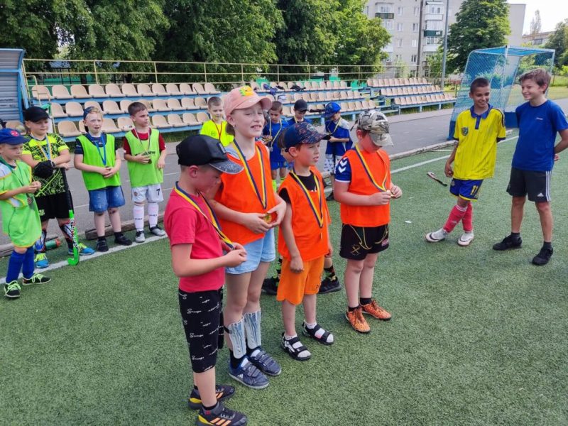 Юні шосткинські хокеїсти показали свою майстерність у спортивних естафетах та у матчі на першість