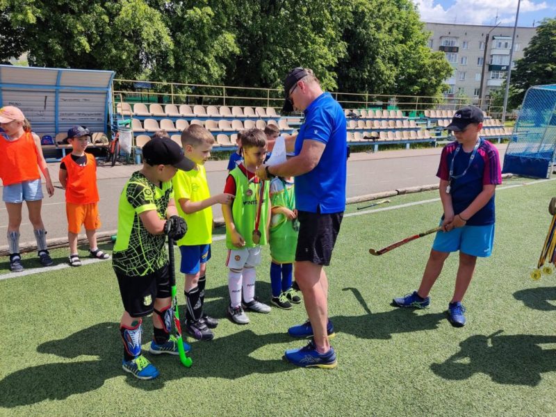 Юні шосткинські хокеїсти показали свою майстерність у спортивних естафетах та у матчі на першість