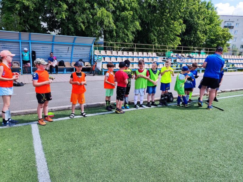 Юні шосткинські хокеїсти показали свою майстерність у спортивних естафетах та у матчі на першість