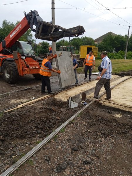 Комунальники облаштували переїзд у середмісті Конотопа