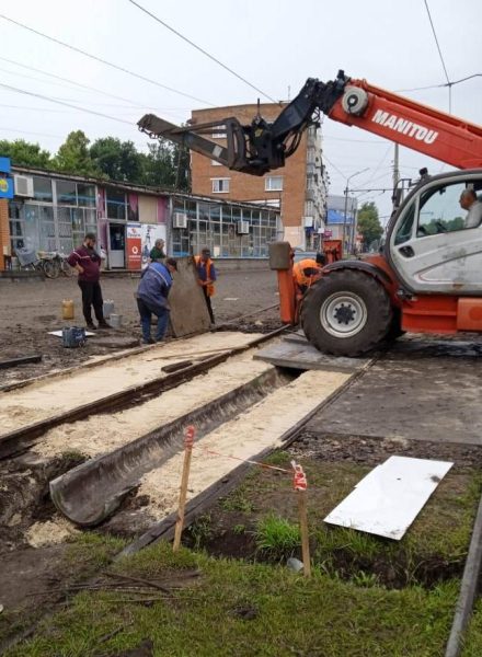 Комунальники облаштували переїзд у середмісті Конотопа