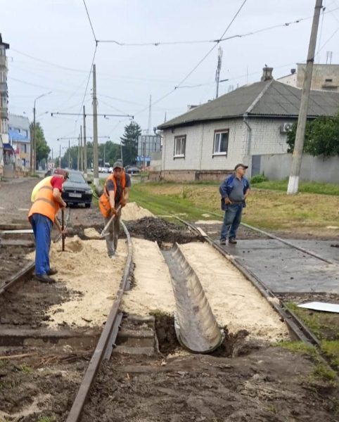 Комунальники облаштували переїзд у середмісті Конотопа