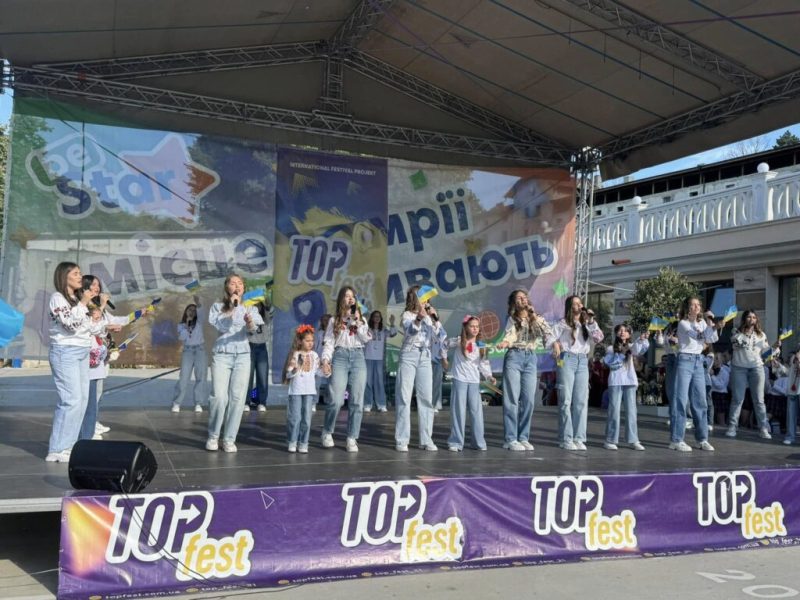Конотопська ДО-МІ-СОЛЬ-КА підкорила міжнародний конкурс TopFest у Болгарії