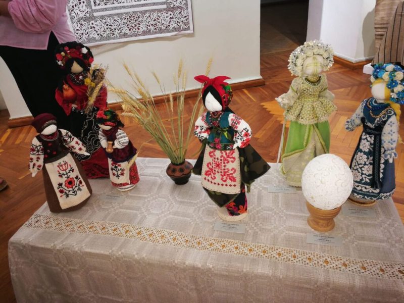 Конотопські майстрині презентували свої роботи на виставці «Кращий твір року – 2025»: мистецький дар до Дня Державності України