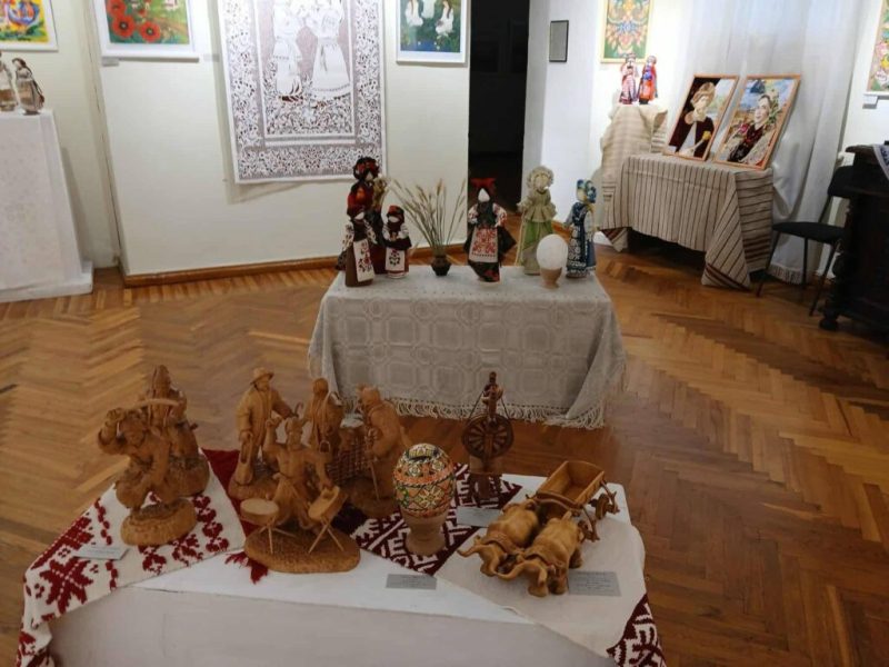 Конотопські майстрині презентували свої роботи на виставці «Кращий твір року – 2025»: мистецький дар до Дня Державності України