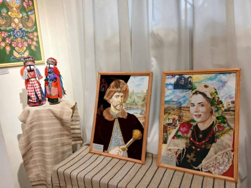 Конотопські майстрині презентували свої роботи на виставці «Кращий твір року – 2025»: мистецький дар до Дня Державності України