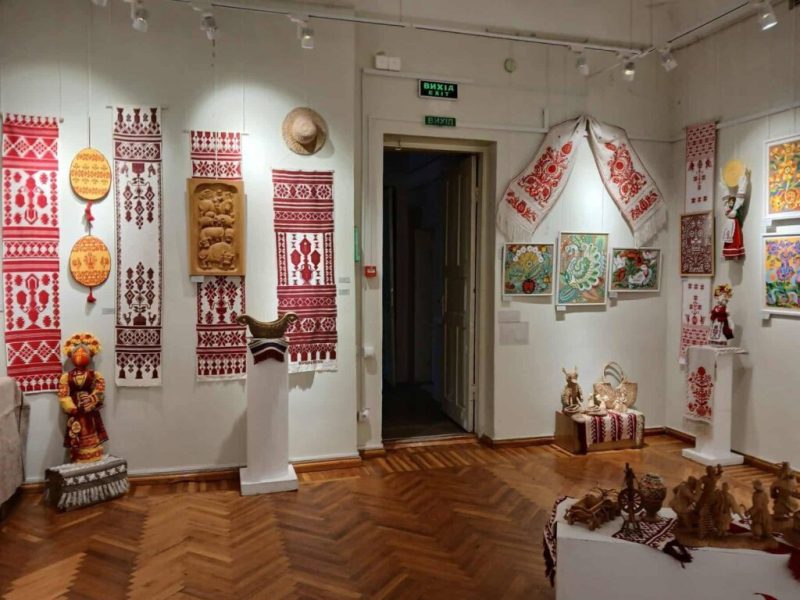 Конотопські майстрині презентували свої роботи на виставці «Кращий твір року – 2025»: мистецький дар до Дня Державності України