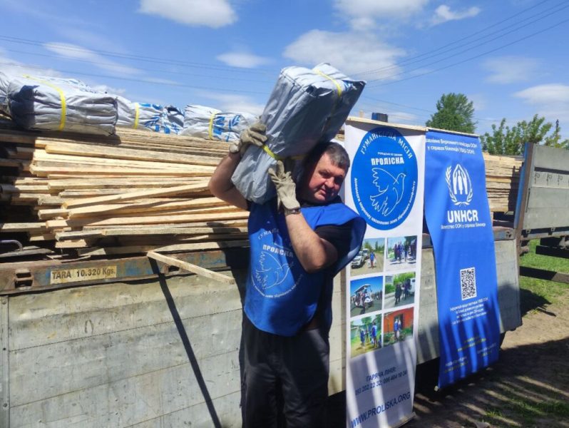 На Шосткинщині Гуманітарна місія “Проліска” допомогає відновлювати адміністративні будівлі (+фото)