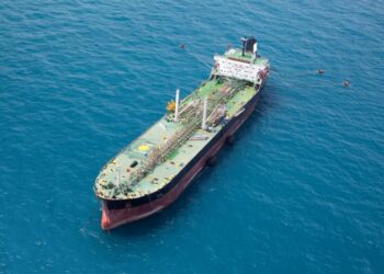 Одна з європейських країн продовжить перевезення російської нафти попри нові санкції, – Reuters