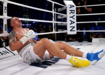 Олександр Усик відповів, чи зміг би він продовжити бій із Дюбуа, якби рефері відкрив рахунок після його падіння