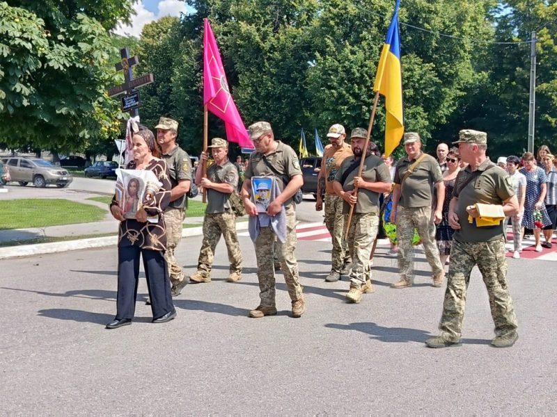 Остання дорога додому тривала понад рік: Буринська громада попрощалася з захисником України Валерієм Коваленком