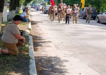 Остання дорога додому тривала понад рік: Буринська громада попрощалася з захисником України Валерієм Коваленком