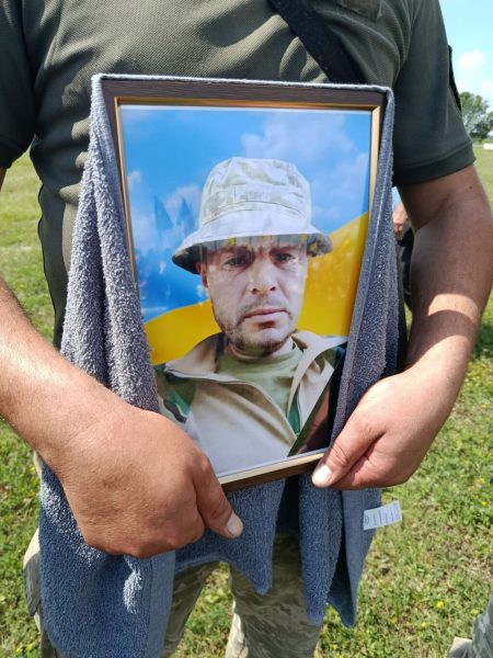 Остання дорога додому тривала понад рік: Буринська громада попрощалася з захисником України Валерієм Коваленком