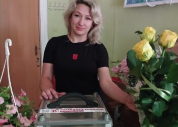 “Поезія проти смерті “: благодійний творчий вечір місцевої поетеси Наталії Максиної зібрав незламних шосткинців
