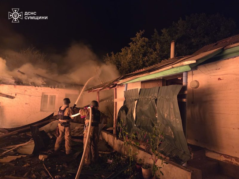 Росіяни атакували Буринь: горіли гараж і господарська будівля + ВІДЕО