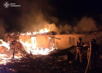 Росіяни атакували Буринь: горіли гараж і господарська будівля + ВІДЕО