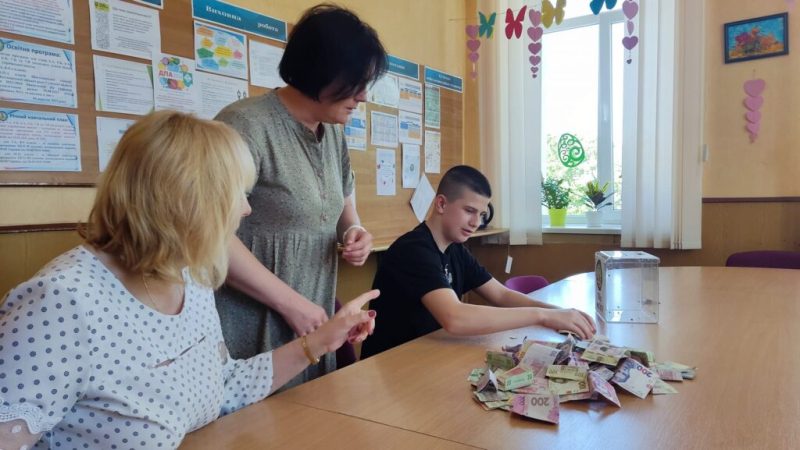 Шосткинська гімназія на свято останнього дзвоника провели акцію “Замість квітів – допомога ЗСУ”