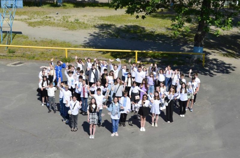 Шосткинська гімназія на свято останнього дзвоника провели акцію “Замість квітів – допомога ЗСУ”