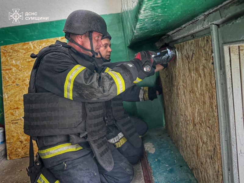 Шосткинські рятувальники закрили 200 вікон у багатоповерхівках, які були пошкоджені під час ракетного удару