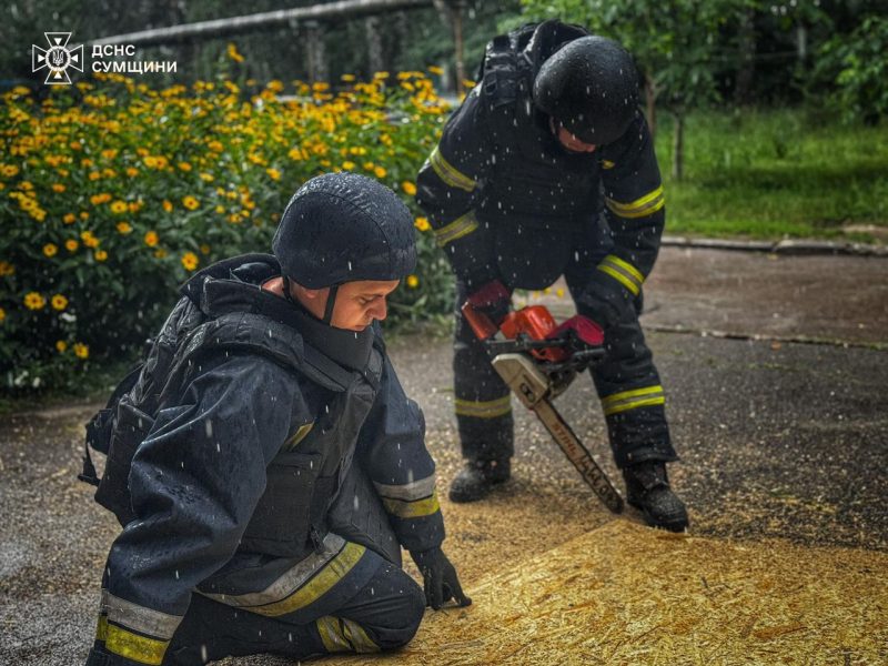 Шосткинські рятувальники закрили 200 вікон у багатоповерхівках, які були пошкоджені під час ракетного удару