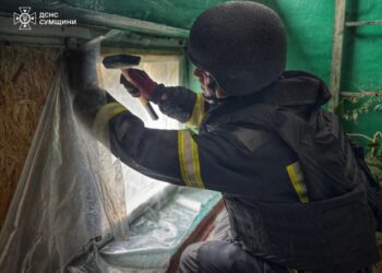 Шосткинські рятувальники закрили 200 вікон у багатоповерхівках, які були пошкоджені під час ракетного удару