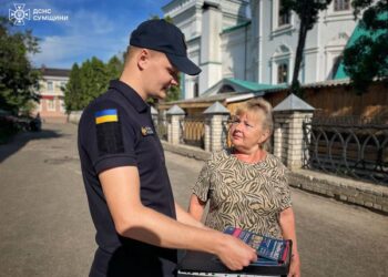 Сьогодні співробітники ДСНС здійснили профілактичний рейд в житловому секторі м. Шостка та м. Глухів (+фото)