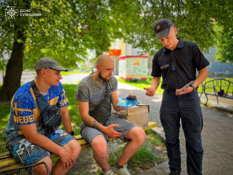 Сьогодні співробітники ДСНС здійснили профілактичний рейд в житловому секторі м. Шостка та м. Глухів (+фото)