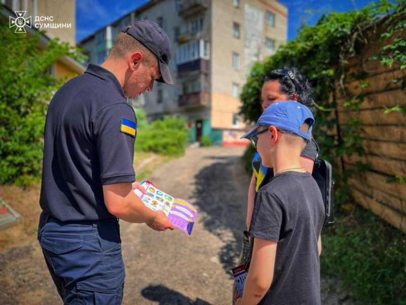 Сьогодні співробітники ДСНС здійснили профілактичний рейд в житловому секторі м. Шостка та м. Глухів (+фото)