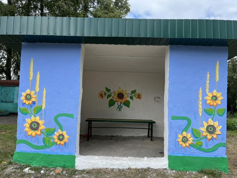 У Дубовʼзівці оновлено автобусну зупинку