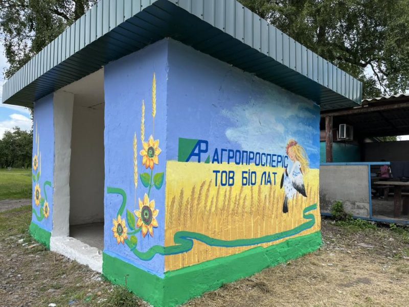 У Дубовʼзівці оновлено автобусну зупинку